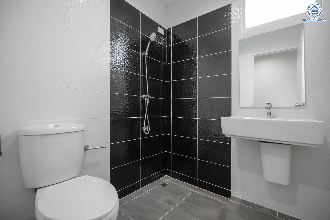 บ้านมือสองตกแต่งใหม่ โครงการ บ้านแก้ววิลล่า จรัญสนิทวงศ์ หลังมุม ทาวน์เฮ้าส์ 3 ชั้น เนื้อที่ 22.9 ตร.ว. ฟังก์ชัน 3 ห้องนอน 4 ห้องน้ำ จอดรถได้ 2 คัน บนทำเลศักยภาพ เชื่อมต่อหลายเส้นทาง ใกล้รถไฟฟ้าสายสีน้ำเงิน "สถานีไฟฉาย"